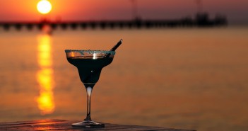 Ein Cocktailglas im Sonnenuntergang von Ras al Khaimah.
