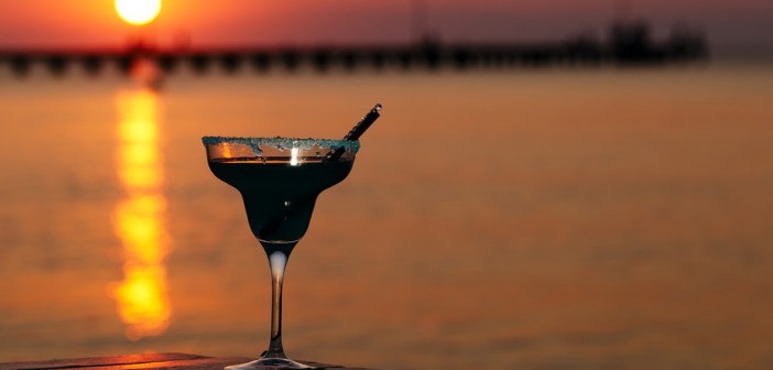 Ein Cocktailglas im Sonnenuntergang von Ras al Khaimah.