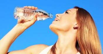 Wichtigster Gesundheitstipp für heiße Tage in Ras al Khaimah – Trinken Sie viel Wasser.