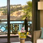Blick auf das Deluxe King Room Wohnzimmer im Cove Rotana Resort