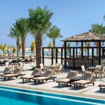 Blick auf die Boardwalk Pool Bar im Hotel Doubletree by Hilton Resort & Spa Marjan Island.