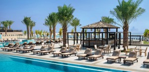 Blick auf die Boardwalk Pool Bar im Hotel Doubletree by Hilton Resort & Spa Marjan Island.