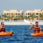 Zwei Kayak-Fahrer vorm Strand des Hotels Doubletree by Hilton Resort & Spa Marjan Island.