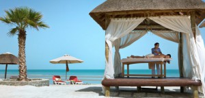 Gazebo Massage am Strand vom Cove Rotana Resort