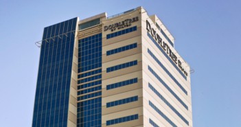 Blick zum Turm des Hotel DoubleTree by Hilton Ras al Khaimah