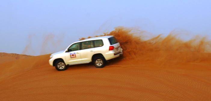 Jeep Safari in Ras al Khaimah - Jeep beim Dünen Bashing