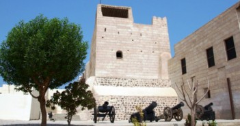 Der Eingang des Nationalmuseums Ras al Khaimahs mit seinen Kanonen aus der Kolonialzeit