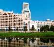 Blick auf die imposante Architektur des Hotels Waldorf Astoria in Ras al Khaimah