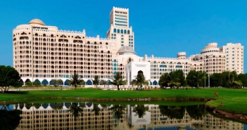Blick auf die imposante Architektur des Hotels Waldorf Astoria in Ras al Khaimah