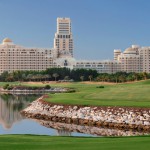 Ein Golfplatz mit Wasser-Bassin vor dem Luxushotel Waldorf Astoria in Ras al Khaimah
