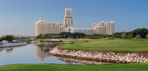 Ein Golfplatz mit Wasser-Bassin vor dem Luxushotel Waldorf Astoria in Ras al Khaimah