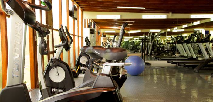 Fitness-Raum mit Cardio-Geräten im Bin Majid Beach Hotel