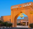 Eingangstor des Hilton Al Hamra Golf Resort bei der Dämmerung