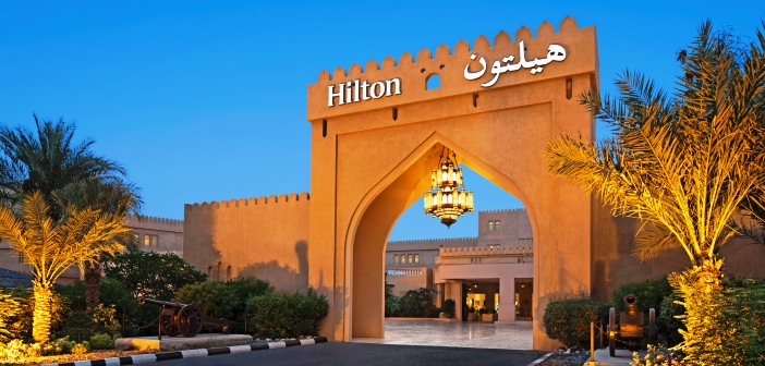 Eingangstor des Hilton Al Hamra Golf Resort bei der Dämmerung