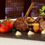 Schieferplatte mit Essen im Hilton al Hamra Golf Resort
