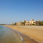 Blick vom Strand auf das Hilton al Hamra Golf Resort