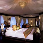 Das Schlafzimmer im Hotel Banyan Tree Al Wadi Ras Al Khaimah überzeugt mit luxuriösem arabischen Luxus.