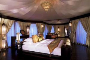 Das Schlafzimmer im Hotel Banyan Tree Al Wadi Ras Al Khaimah überzeugt mit luxuriösem arabischen Luxus.