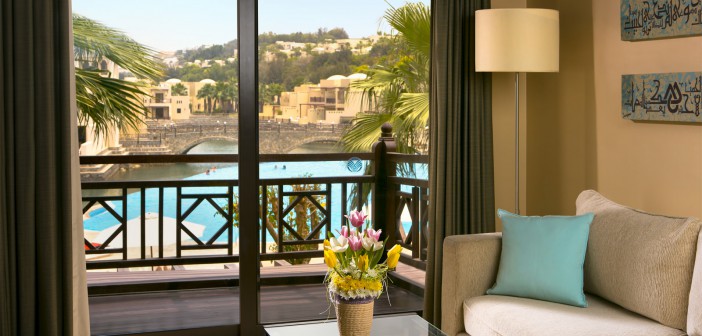 Blick auf das Deluxe King Room Wohnzimmer im Cove Rotana Resort