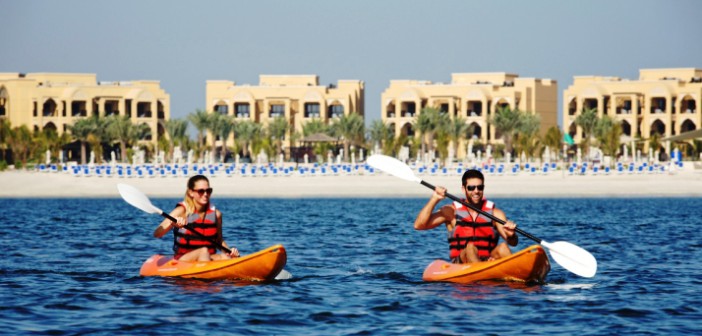 Zwei Kayak-Fahrer vorm Strand des Hotels Doubletree by Hilton Resort & Spa Marjan Island.