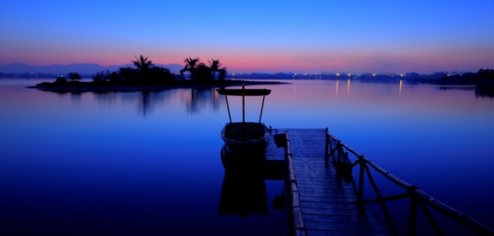 Das Licht des Sonnenuntergangs hüllt den Strand am Hotel Banyan Tree Ras Al Khaimah Beach in einen wundervollen Blauton.