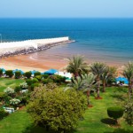 Weitläufige Gartenanlage mit Strand im Bin Majid Beach Hotel