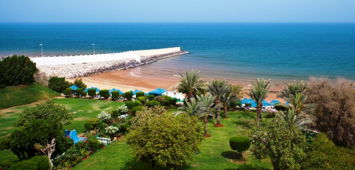 Weitläufige Gartenanlage mit Strand im Bin Majid Beach Hotel